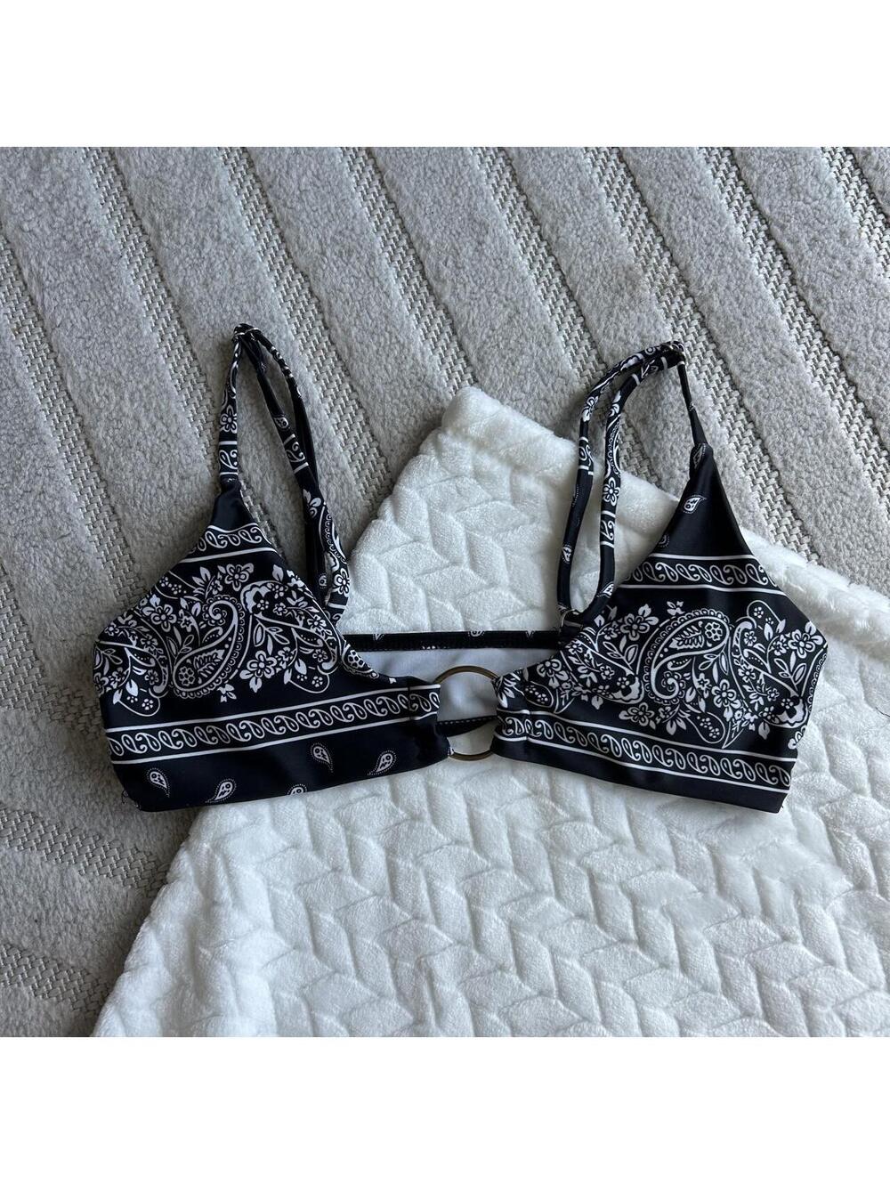 Black & white paisley print bikini top #bikini #paisley